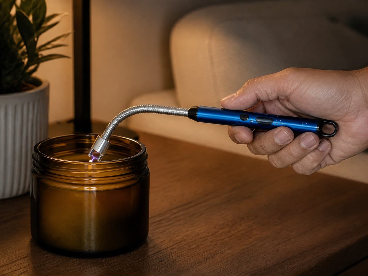 Uso del cuello flexible para encender una vela dentro de un recipiente profundo